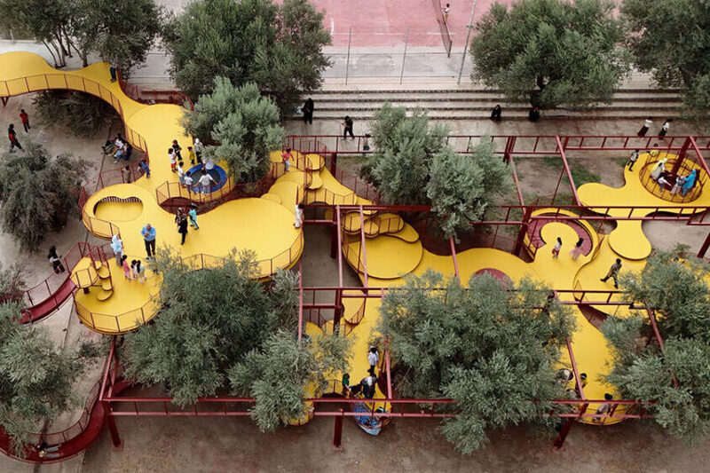Архитектурное бюро ZAV Architects создало модульную жёлтую игровую площадку посреди оливкового сада в Иране