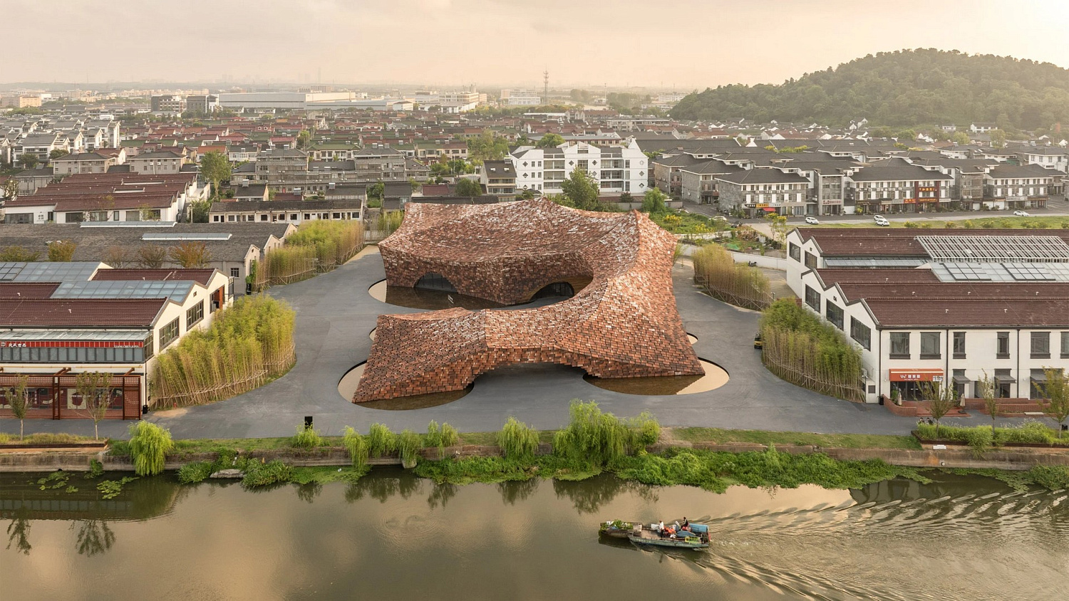 Kengo Kuma and Associates окутывает китайский музей глины плиткой ручной работы