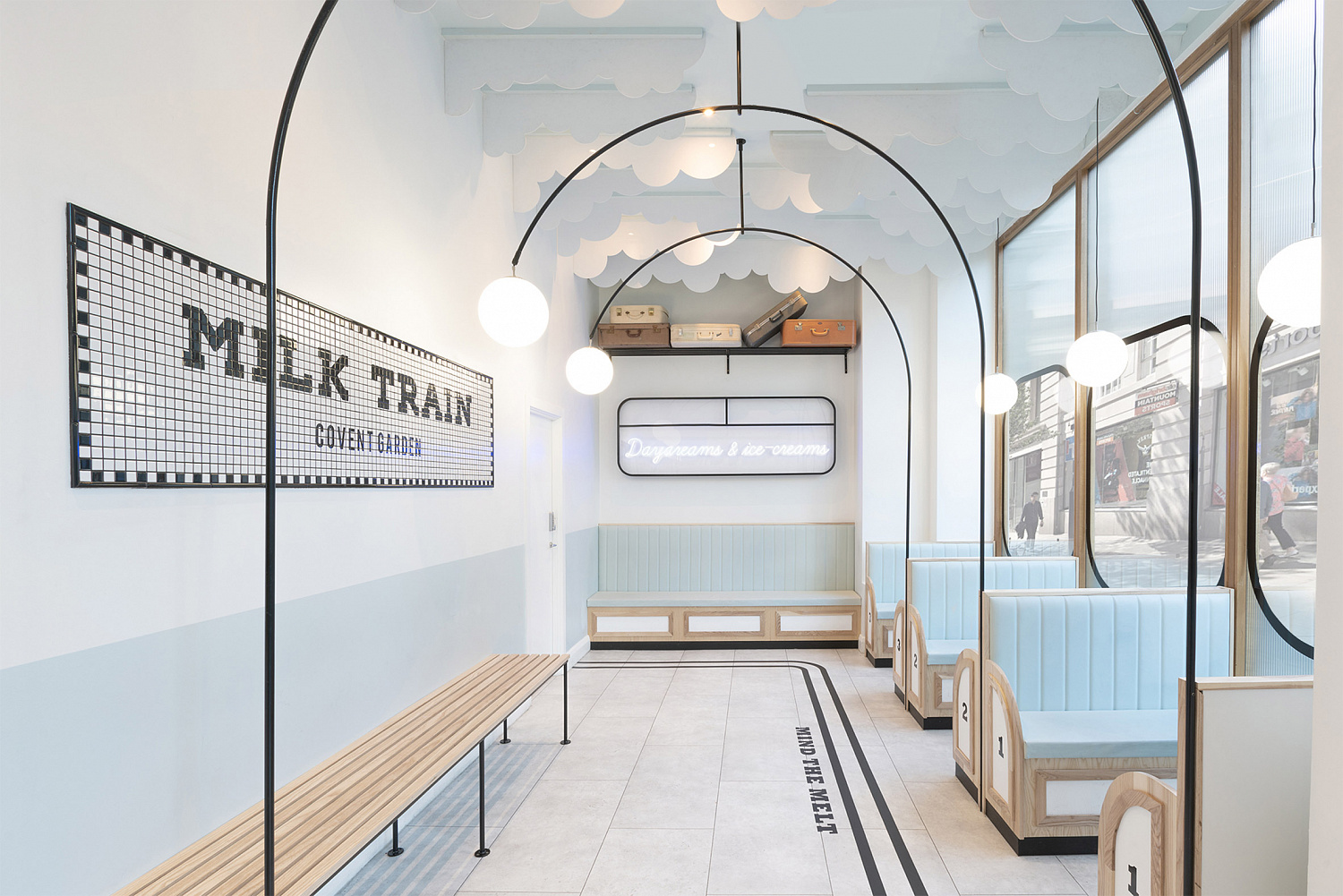 Кафе-мороженое Milk Train в Лондоне превратили в декорацию для идеального кадра
